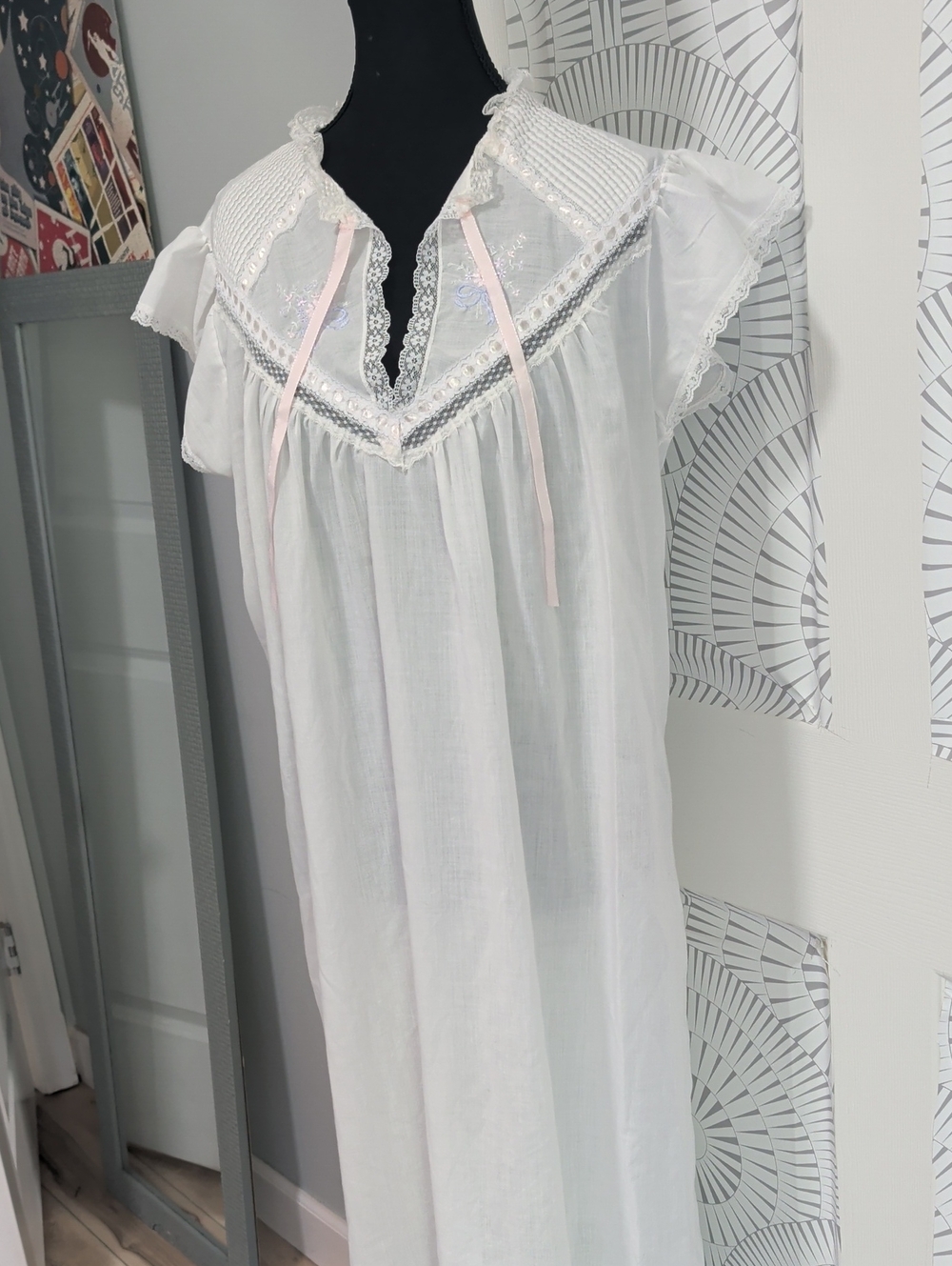 Vintage White Lace-Trim Cotton Nightgown with Ribbon Accent - Picture 4 of 7
